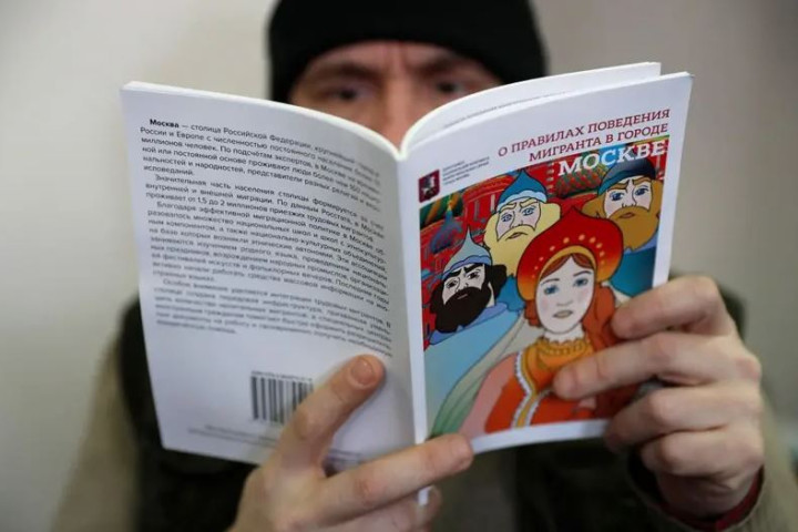 В России предложили учить мигрантов правилам общения с женщинами