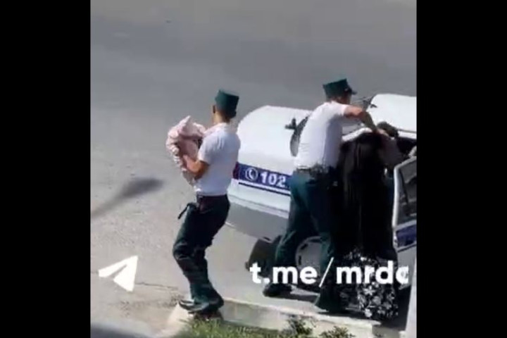В Фергане сотрудник внутренних дел силой запихнул женщину с ребенком в патрульную машину - видео
