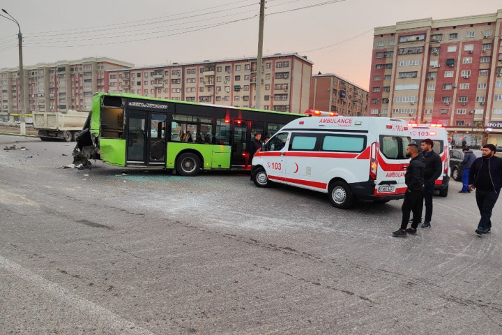 В Ташкенте столкнулись автобус и грузовик, есть пострадавшие