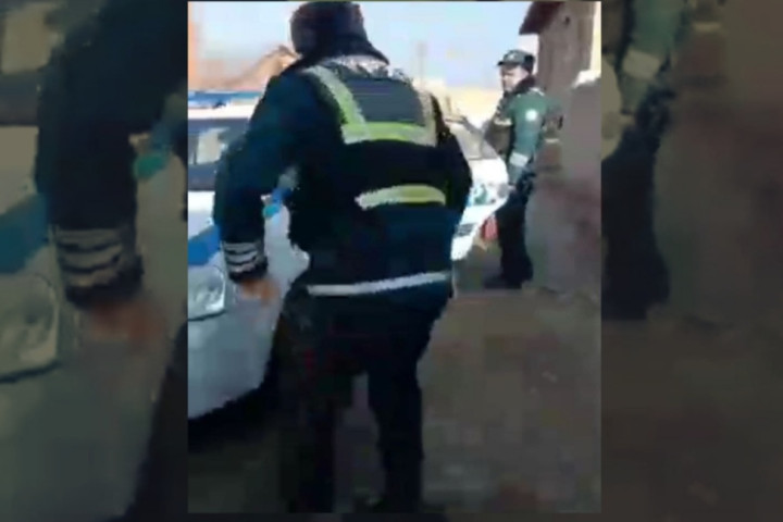 В Самарканде сотрудник ДПС вырвал из рук нарушителя мобильный телефон и попал под служебное расследование