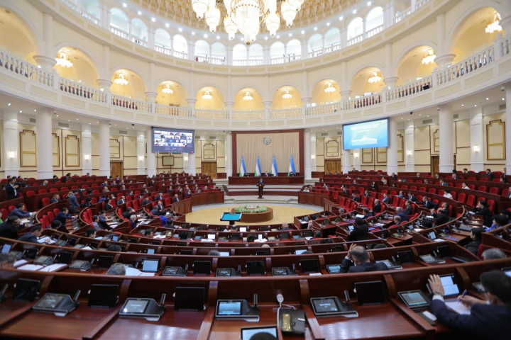Сегодня депутаты примут решение о проведении референдума в Узбекистане