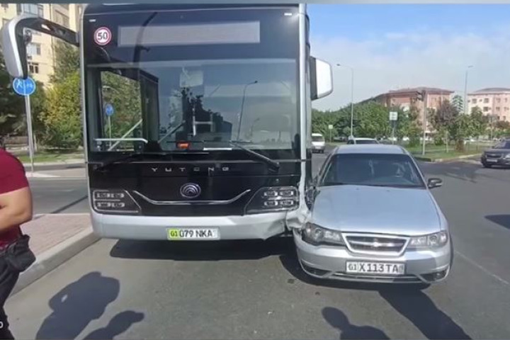 В Ташкенте столкнулись электробус и легковой автомобиль - видео