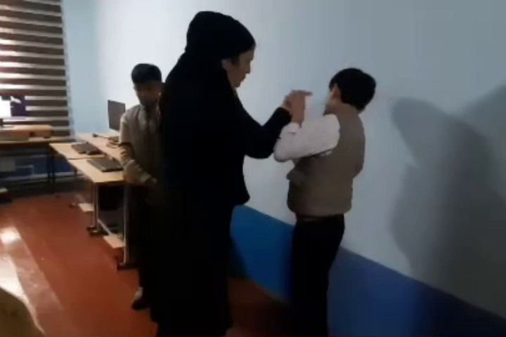 Директора одной из школ Андижана подозревают в избиении учеников. Проводится проверка