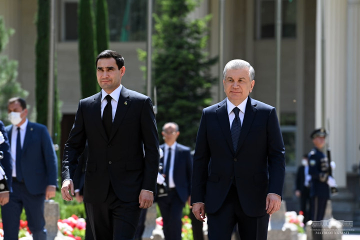 Президента Туркменистана торжественно встретили в Куксарое