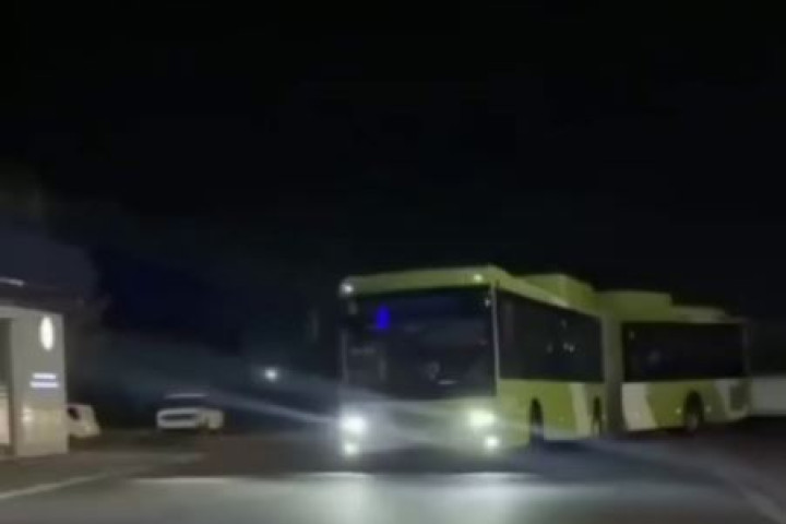В Ташкенте водитель автобуса-гармошки проехал «змейкой» и был уволен - видео