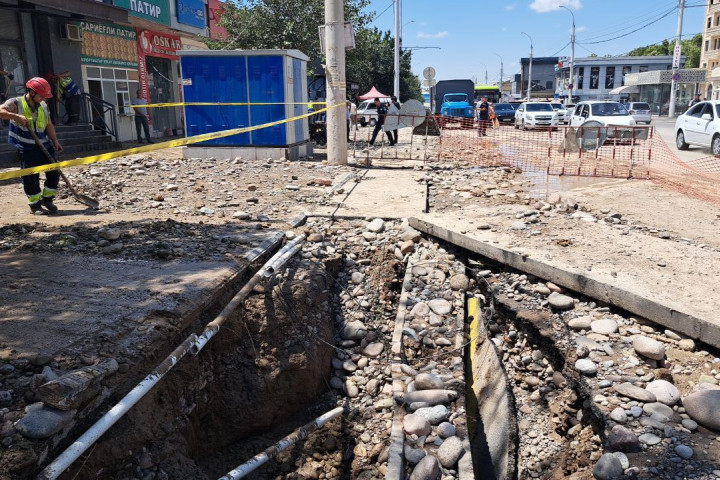 В Ташкенте произошел мощный прорыв подземного водопровода - трое пострадали