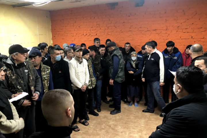 В России трудовым мигрантам из Узбекистана не возвращали паспорта и не выдавали зарплату уже 3 месяца