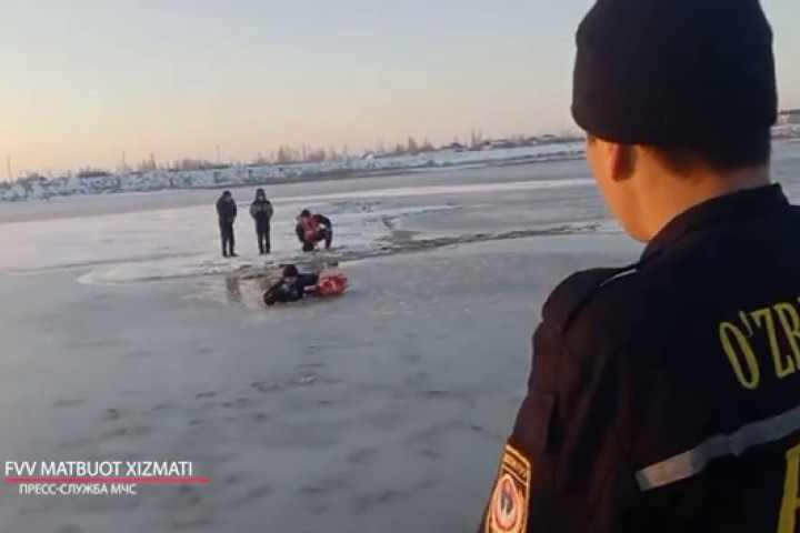 В Каракалпакстане спасатели вытащили из замерзшего озера двух детей