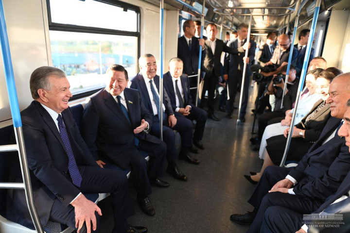 Президент Узбекистана ознакомился с линией надземного метро, построенной между Куйлюком и Сергели