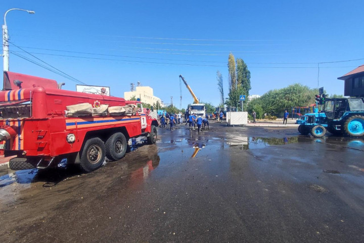 В Юнусабадском районе прорыв трубы вызвал затопление дворов и улиц - фото