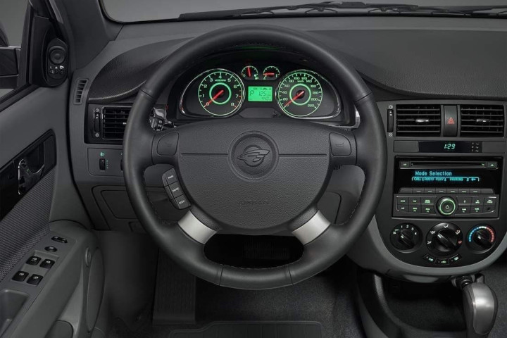 UzAuto Motors будет времмено продавать автомобили Lacetti и Сobalt без магнитол