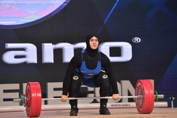Турсуной Жабборова завоевала золотую и серебряную медали на чемпионате мира по тяжелой атлетике
