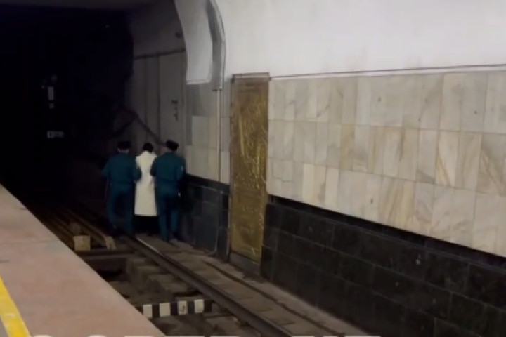 Соцсети: В столичном метро женщина спрыгнула на пути - видео