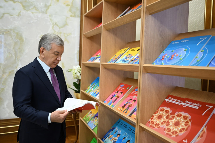 Президент Узбекистана ознакомился с внедрением учебников нового поколения в школах