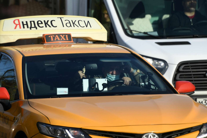 В одном из округов России мигрантам запретили водить такси и работать в сфере услуг