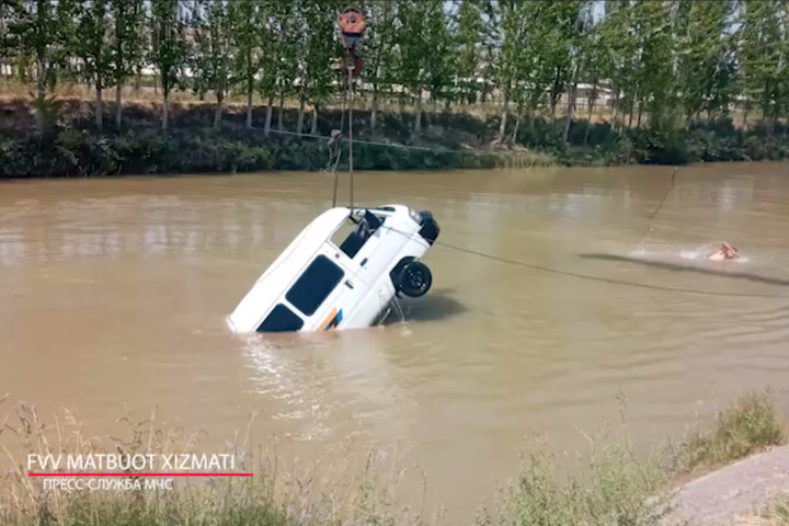 В Намангане спасатели МЧС вытащили из канала два автомобиля Damas