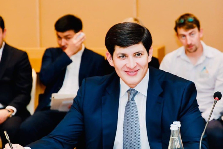 Президент Кыргызстана Садыр Жапаров наградил Почетной грамотой главу Центральноазиатской конфедерации ММА, вице-президента Олимпийского совета Азии Отабека Умарова
