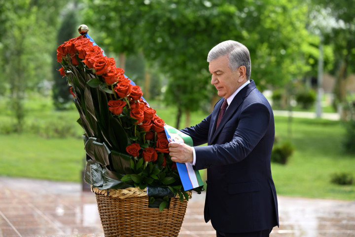 Президент возложил цветы к подножию монументов «Ода стойкости» и «Беззаветно преданные народу» в Парке Победы