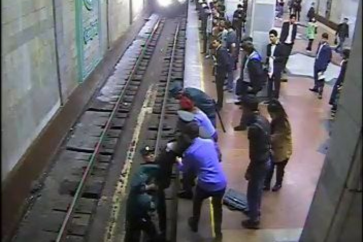 В Ташкенте 18-летняя студентка прыгнула под колеса поезда метро