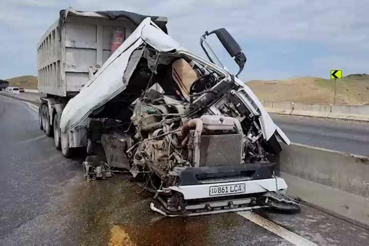 На перевале в Джизакской области столкнулись три грузовика