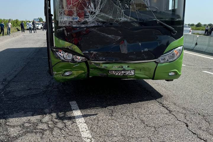 В Джизаке автобус врезался в легковой автомобиль: погиб 21-летний парень
