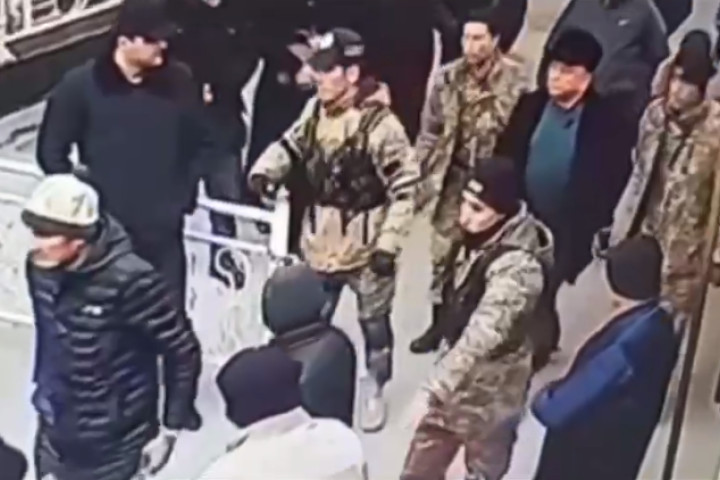 «Телохранителей» псевдоцелителя из Коканда, расхаживавших в военной форме, оштрафовали