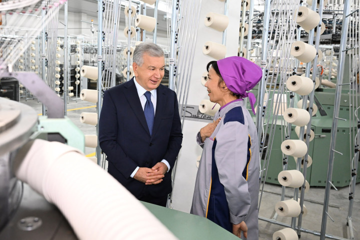 Президент ознакомился с деятельностью фабрики Sulton Tex Group в Кашкадарье