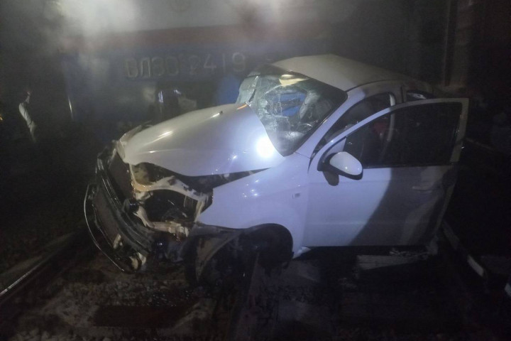 В Ферганской области легковой автомобиль попал под поезд