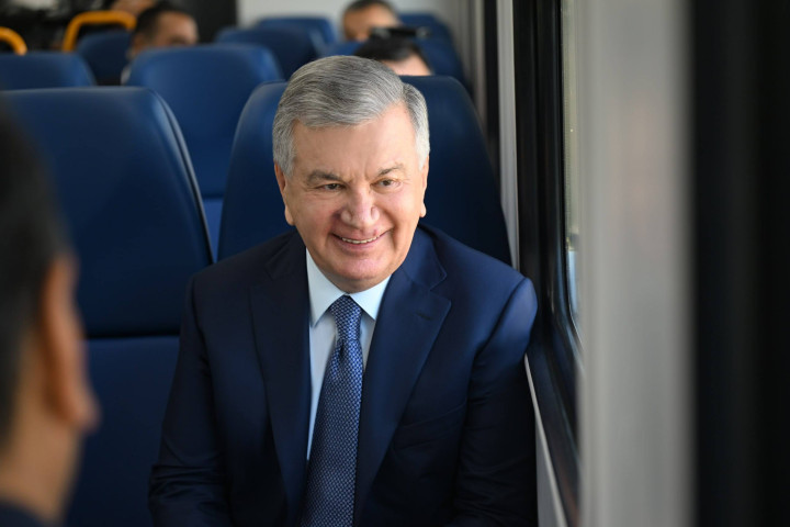 Президент совершил первую поездку на новом электропоезде в Ферганской долине