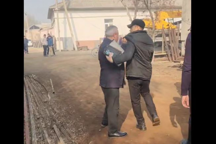 В Ферганской области уволили замхокима, напавшего на экоинспектора