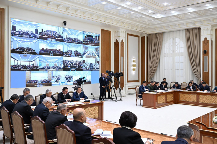 Президент Узбекистана поручил премьер-министру рассмотреть вопрос о соответствии занимаемым должностям 17 хокимов