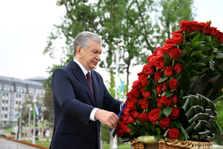 Президент Шавкат Мирзиёев возложил цветы к подножию памятника «Ода стойкости» в Парке Победы