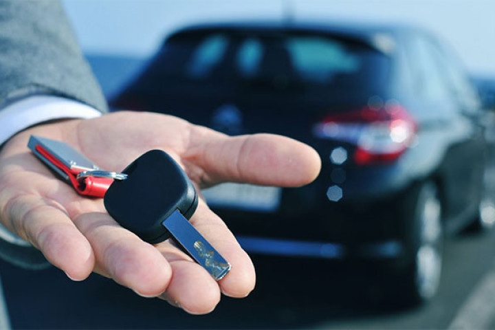 Юрлицам разрешили краткосрочную аренду легковых автомобилей и мототранспорта