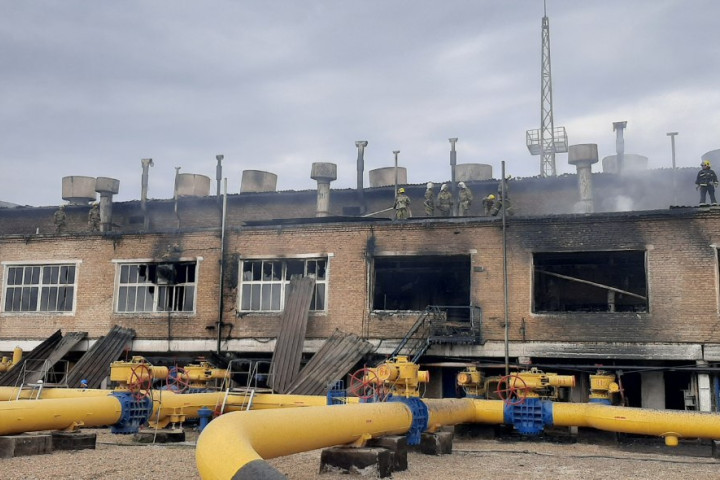 На компрессорной станции Узтрансгаза в Кагане возможно из-за нарушения технологического режима произошел сильный пожар
