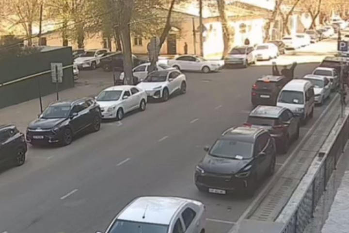 В Ташкенте водитель Tracker намеренно наехал на группу людей - есть пострадавшие