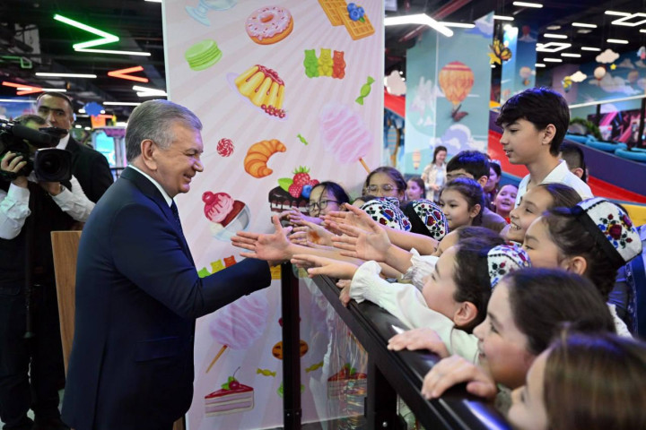 Президент Шавкат Мирзиёев ознакомился с современным торговым центром в Ташкенте