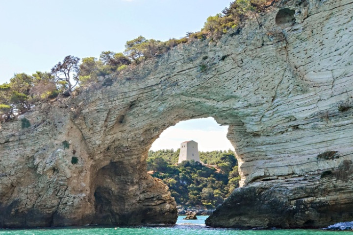 Шторм на юге Италии разрушил знаменитую «Арку влюбленных»