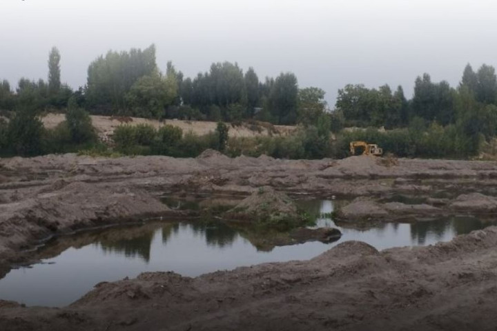 В Андижане нарушителю, незаконно добывавшему речной песок, выписали штраф на 10 млн сумов