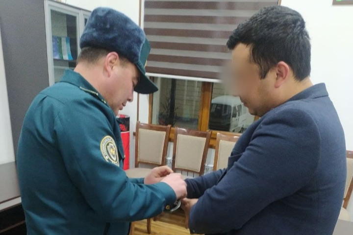В Самарканде арестовали любителя поплевать в камеру лифта