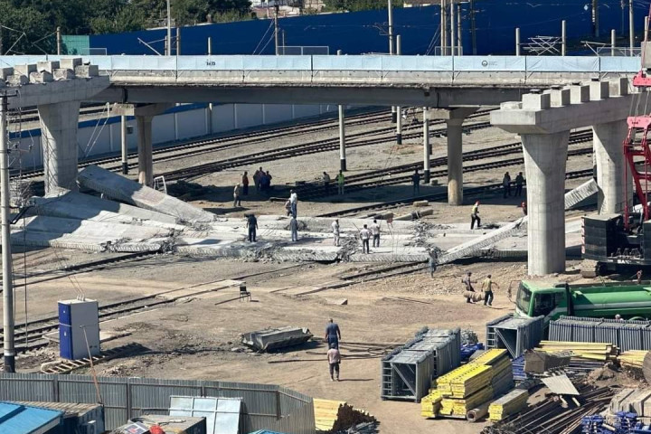 В Ташкенте обрушились балки на строящемся мосту к столичному аэропорту - видео