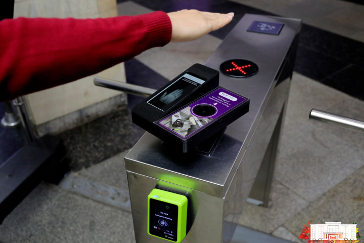 В Ташкенте на одной из станций метро запущена система оплаты при помощи сканирования ладони