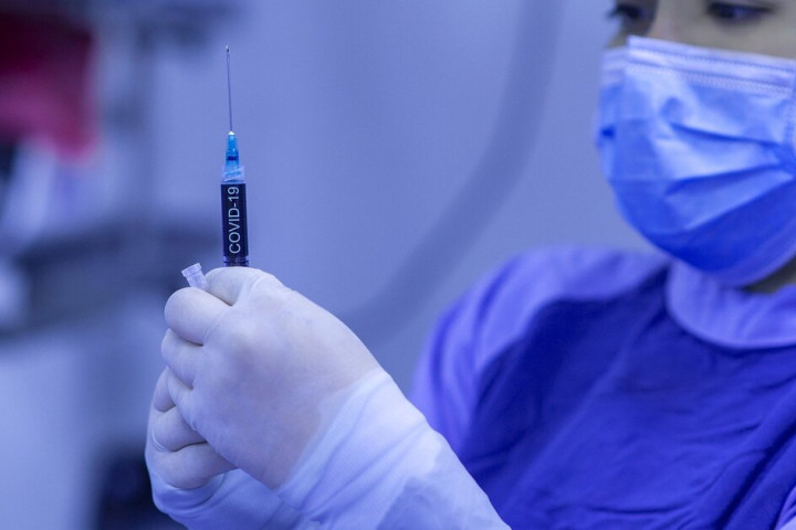 Стало известно, кому нельзя вакцинироваться от COVID-19