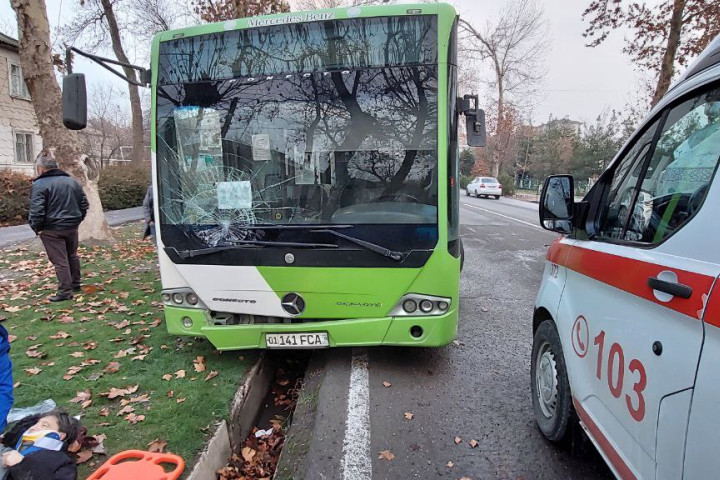 В Ташкенте пожилую женщину сбил автобус