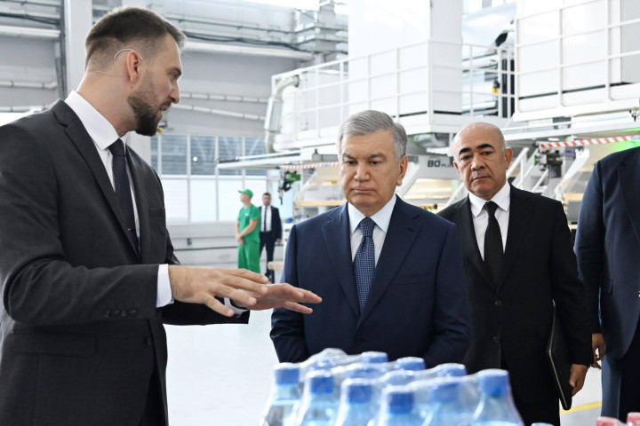 Президент ознакомился с деятельностью предприятия полимерной продукции в Чирчике