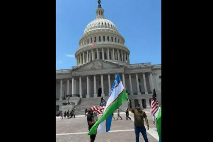 СМИ: В США прошли протесты против руководства радиостанции «Озодлик»